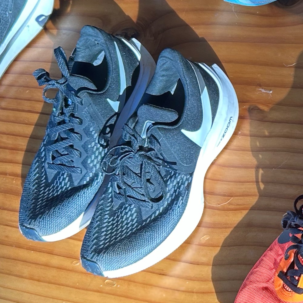 Nike women’s black 8.5